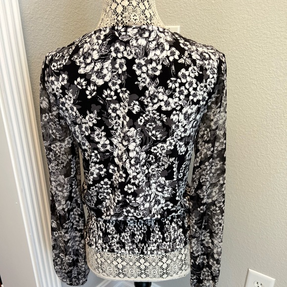 White House Black Market Matte Jersey Floral Surplice Blouse size XS - Picture 10 of 13
